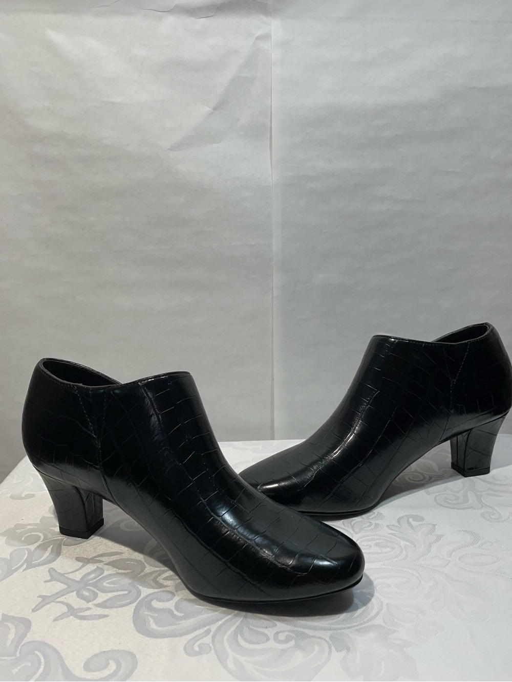 Women's 8 Easy Street Kalinda Ankle Boot Black Crocodile EUC - Picture 3 of 6